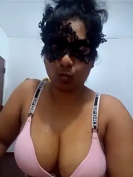 Expose Queen online show from 05.03.26
