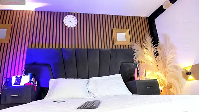 Snapshot of DerryAndIzzy chatting on 12.19.25 DerryAndIzzy online show from 12.19.25