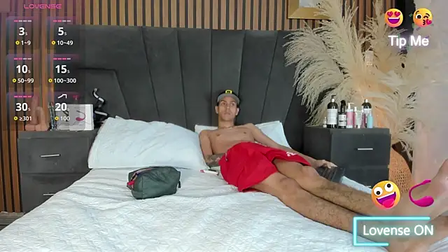 Snapshot of DerryAndIzzy chatting on 01.08.26 DerryAndIzzy online show from 01.08.26