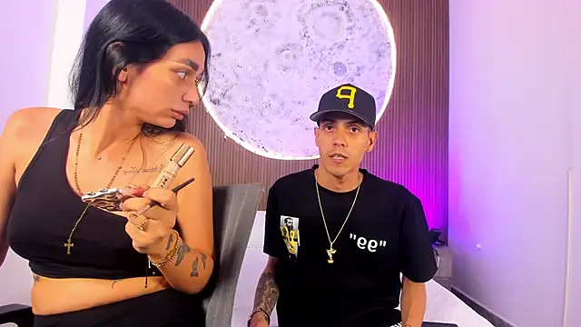 Snapshot of DerryAndIzzy chatting on 03.30.26 DerryAndIzzy online show from 03.30.26