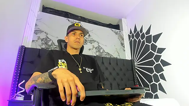 DerryAndIzzy online show from 04.24.26