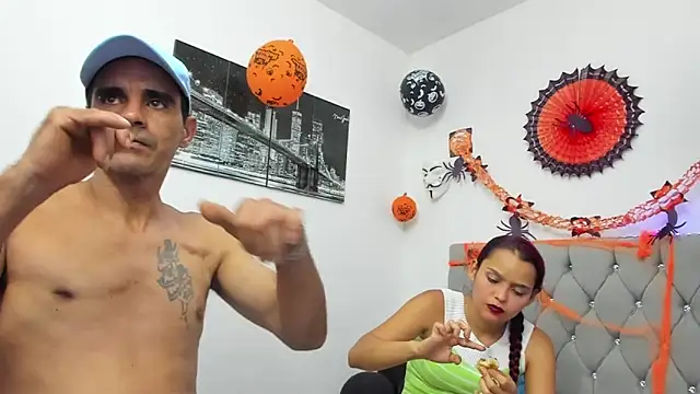 Snapshot of Sofi_And_Santy chatting on 11.02.25 Sofi And Santy online show from 11.02.25