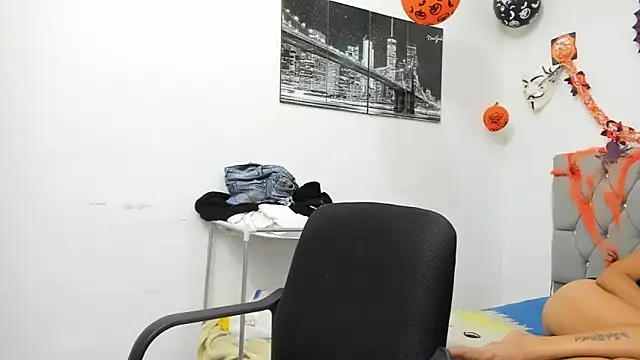 Snapshot of Sofi_And_Santy chatting on 11.08.25 Sofi And Santy online show from 11.08.25