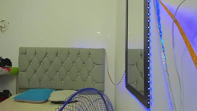 Snapshot of Sofi_And_Santy chatting on 11.28.25 Sofi And Santy online show from 11.28.25