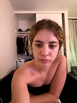 Snapshot of katiesxoxo3 chatting on 10.14.25 katiesxoxo3 online show from 10.14.25