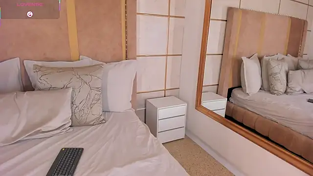 Snapshot of lyrabellini chatting on 11.07.25 lyrabellini online show from 11.07.25