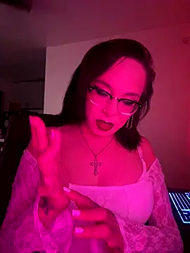 Snapshot of MiniMonroe chatting on 10.17.25 MiniMonroe online show from 10.17.25