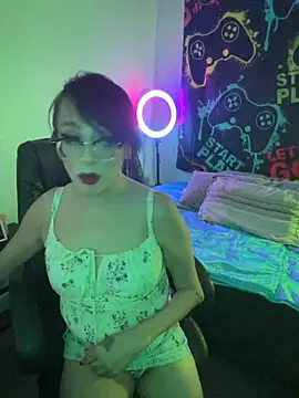 Snapshot of MiniMonroe chatting on 10.19.25 MiniMonroe online show from 10.19.25