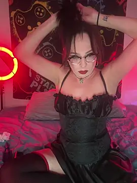 Snapshot of MiniMonroe chatting on 10.30.25 MiniMonroe online show from 10.30.25