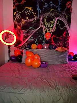 Snapshot of MiniMonroe chatting on 11.01.25 MiniMonroe online show from 11.01.25