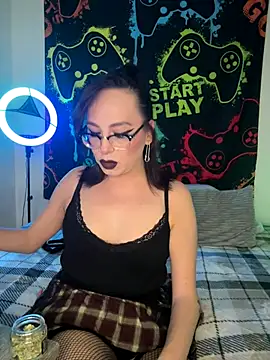 Snapshot of MiniMonroe chatting on 11.02.25 MiniMonroe online show from 11.02.25