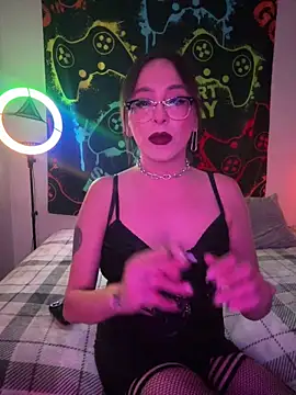 Snapshot of MiniMonroe chatting on 11.05.25 MiniMonroe online show from 11.05.25