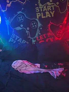 Snapshot of MiniMonroe chatting on 11.07.25 MiniMonroe online show from 11.07.25