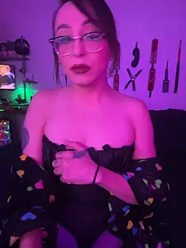 Snapshot of MiniMonroe chatting on 11.13.25 MiniMonroe online show from 11.13.25