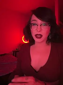 Snapshot of MiniMonroe chatting on 11.23.25 MiniMonroe online show from 11.23.25