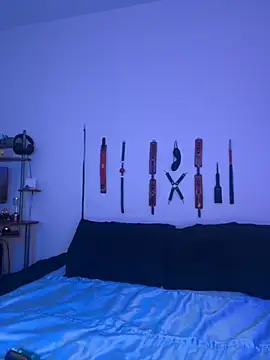 Snapshot of MiniMonroe chatting on 11.25.25 MiniMonroe online show from 11.25.25