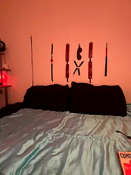 Snapshot of MiniMonroe chatting on 11.26.25 MiniMonroe online show from 11.26.25