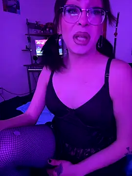 Snapshot of MiniMonroe chatting on 11.29.25 MiniMonroe online show from 11.29.25