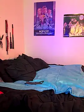 Snapshot of MiniMonroe chatting on 12.04.25 MiniMonroe online show from 12.04.25