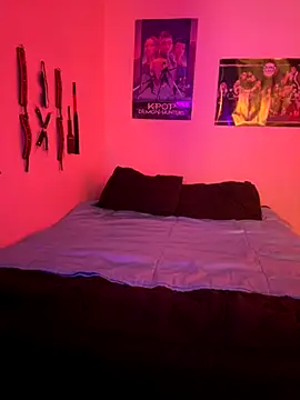 Snapshot of MiniMonroe chatting on 12.05.25 MiniMonroe online show from 12.05.25