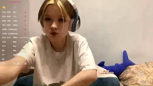 Snapshot of LorRebak chatting on 10.21.25 LorRebak online show from 10.21.25