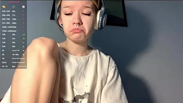 Snapshot of LorRebak chatting on 10.31.25 LorRebak online show from 10.31.25