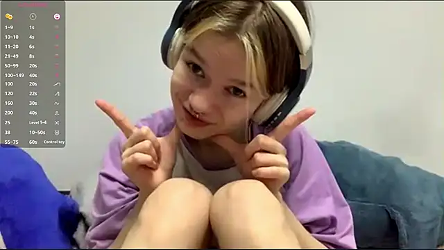 Snapshot of LorRebak chatting on 11.25.25 LorRebak online show from 11.25.25