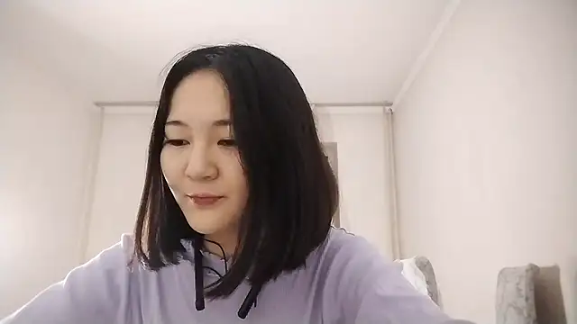 Snapshot of Lyndasilk chatting on 10.28.25 Lyndasilk online show from 10.28.25