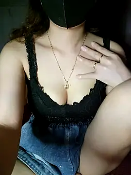 LinaCii online show from 10.31.25