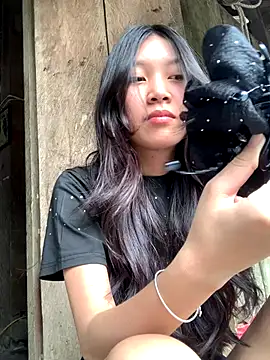 linh-lan1 online show from 10.29.25