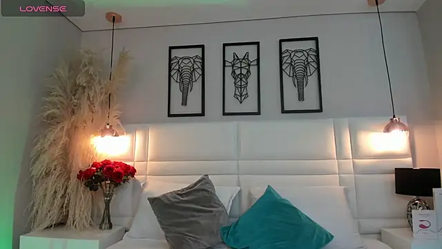 Snapshot of Ari_lynn_ chatting on 10.28.25 Ari lynn online show from 10.28.25