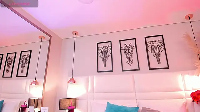 Snapshot of Ari_lynn_ chatting on 11.06.25 Ari lynn online show from 11.06.25