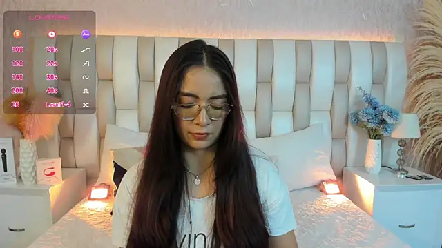 Snapshot of Ari_lynn_ chatting on 11.19.25 Ari lynn online show from 11.19.25