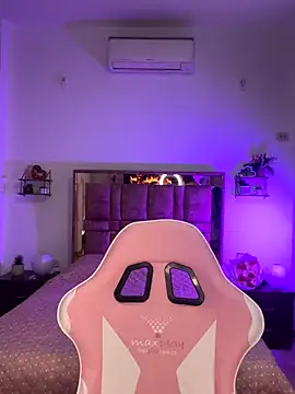 Snapshot of MIACUTEE_ chatting on 11.27.25 MIACUTEE online show from 11.27.25