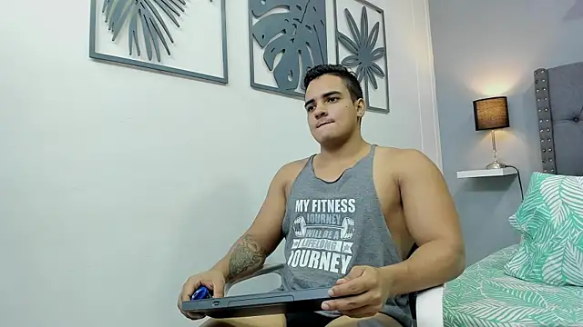 Snapshot of violeta_and_maxx chatting on 10.30.25 violeta and maxx online show from 10.30.25