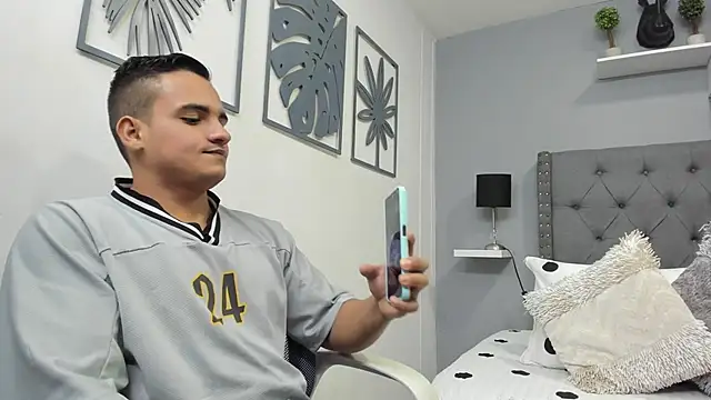 Snapshot of violeta_and_maxx chatting on 11.18.25 violeta and maxx online show from 11.18.25