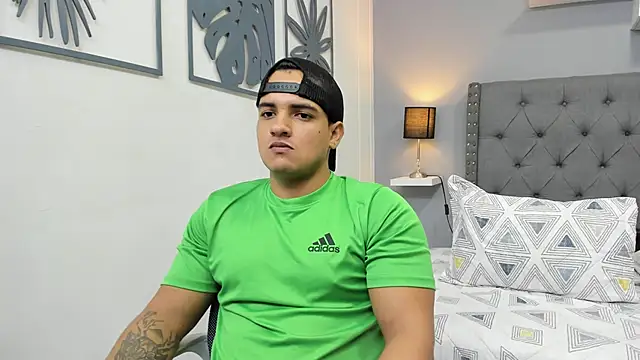 Snapshot of violeta_and_maxx chatting on 11.28.25 violeta and maxx online show from 11.28.25