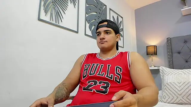 Snapshot of violeta_and_maxx chatting on 12.03.25 violeta and maxx online show from 12.03.25