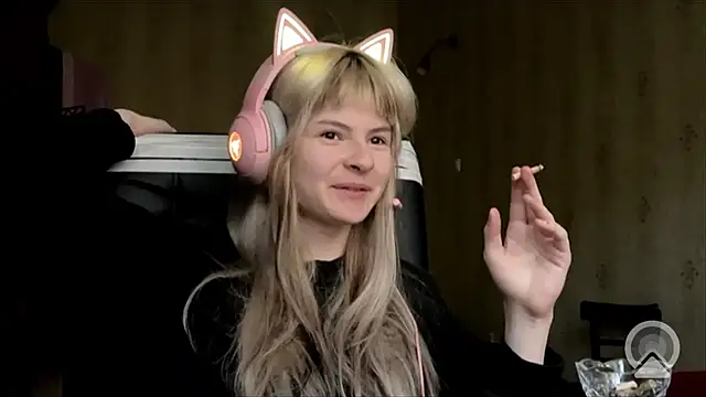 Snapshot of AnnaOlovely chatting on 10.14.25 AnnaOlovely online show from 10.14.25