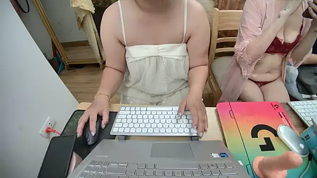 Snapshot of Hanna_Mina chatting on 10.21.25 Hanna Mina online show from 10.21.25