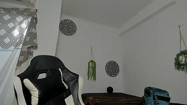 Snapshot of Hotblosson chatting on 10.24.25 Hotblosson online show from 10.24.25