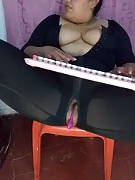 Snapshot of natt-bigass chatting on 12.20.25 natt-bigass online show from 12.20.25