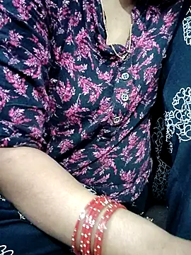 Snapshot of Hot-ranisa chatting on 11.17.25 Hot-ranisa online show from 11.17.25