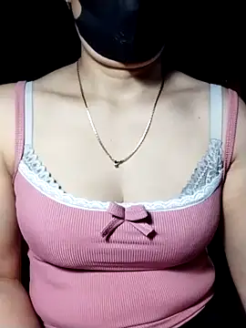 YiyinLy online show from 11.03.25