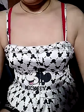 YiyinLy online show from 07.17.26