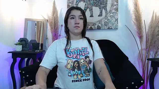 Snapshot of ZharaGag_on_u chatting on 11.06.25 ZharaGag on u online show from 11.06.25