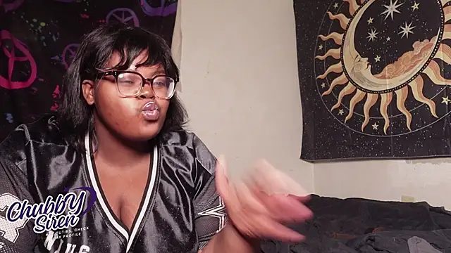 Snapshot of TheChubbySiren chatting on 11.29.25 TheChubbySiren online show from 11.29.25