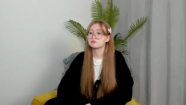 Snapshot of KelleMetos chatting on 10.21.25 KelleMetos online show from 10.21.25