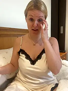 madamlillyrose online show from 11.20.25