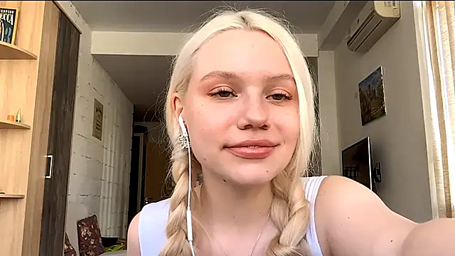 Snapshot of LupeLewitt chatting on 10.17.25 LupeLewitt online show from 10.17.25